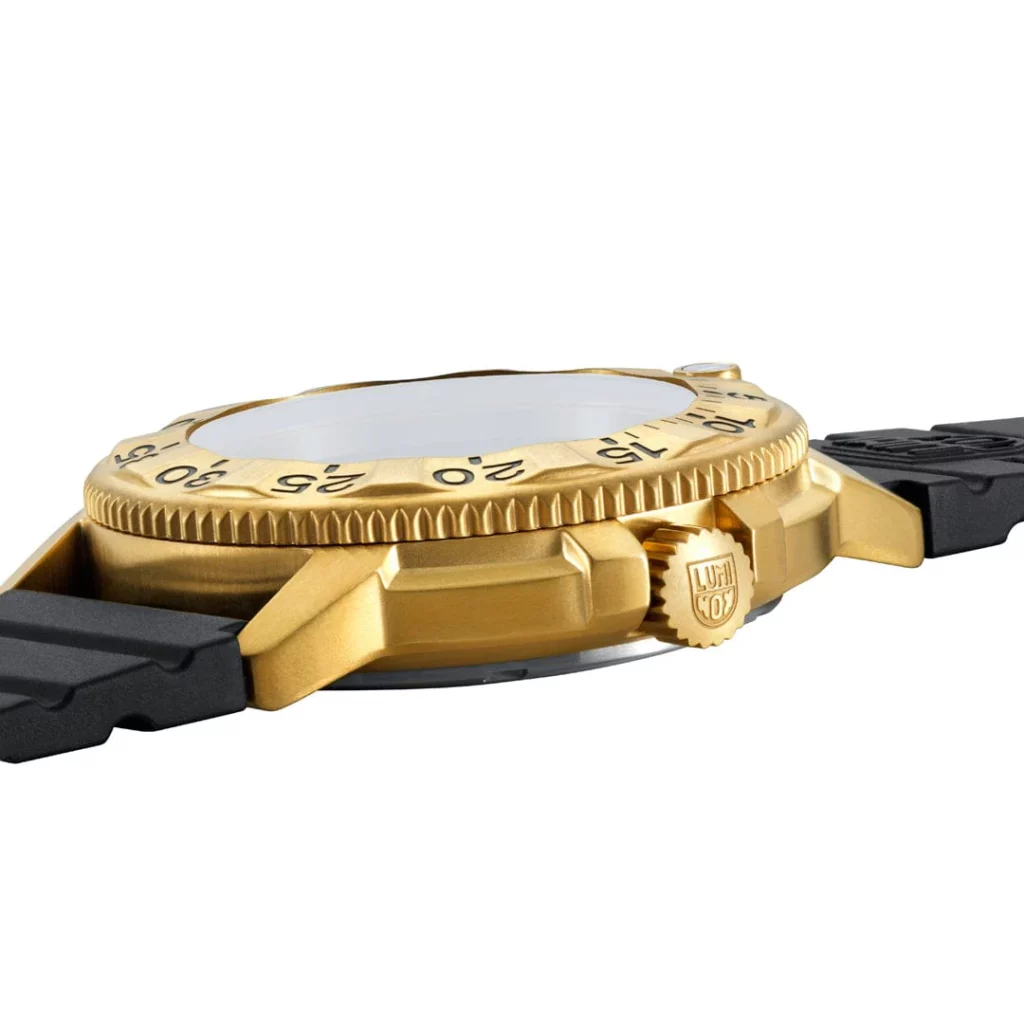 Gold piece: Luminox Navy Seal Foundation 3220 Gold Color Edition The case height of the Luminox Navy SEAL Foundation 3220 Gold Color Edition is 12 millimetres. ©Luminox