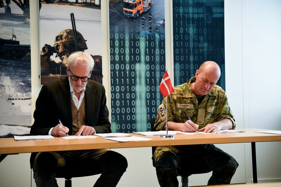 Danish army orders 1,000 Mercedes G Sales Manager at Ejner Hessel, Steen Hessel, and Lieutenant Colonel at FMI, Uffe Geckler Pedersen, officially sign the contract at FMI in Ballerup -©Ejner Hessel