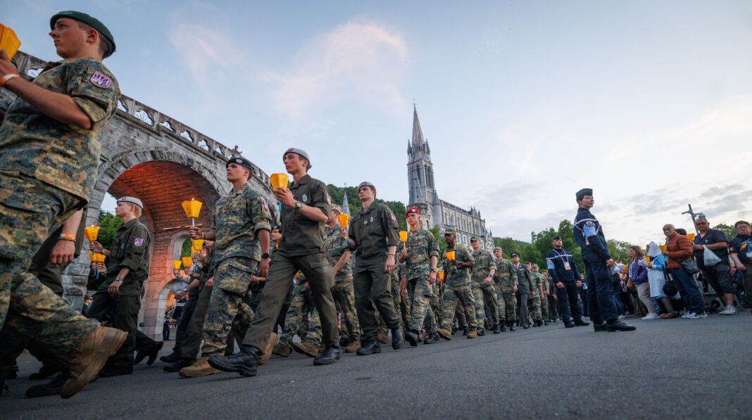 Die pilgernden Soldaten setzen ein Zeichen für Frieden und Versöhnung. -