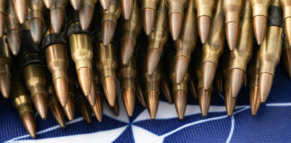 NATO decides to massively expand its defense capabilities NATO-Flagge mit Patronen – ©Marek Studzinski auf Unsplash