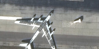 Tarnen mit Gummi: Warum tragen Russlands Kampfjets Autoreifen? Russischer Kampfjet mit Autoreifen auf den Tragflächen – ©Archiv