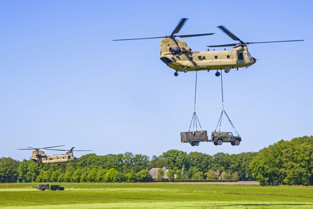 13-08132 and 13-08436 Chinook US Army Big Windy Ossesluis De Wijk 150525 Robert Erenstein „Falcon Spring“: Brückenkopf erobert – Luftlandeoperation erfolgreich – ©Robert Erenstein