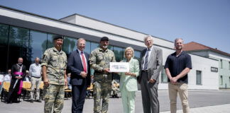 Bundesheer: Schlüsselübergabe und Spatenstich in Ried Übergabe neues Gebäude in der Zehner-Kaserne – ©Bundesheer/Karlovits