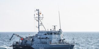 Minenjagdboot „Dillingen” schließt sich NATO-Flotte an Das Minenjagdboot „Dillingen“ auf See -©Bundeswehr