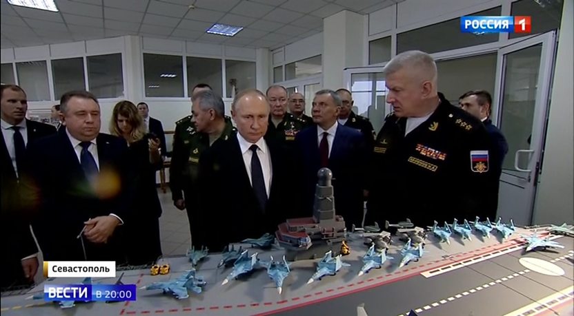 Vladimir Putin inspects aircraft carrier models - ©Archive Vladimir Putin inspects aircraft carrier models - ©Archive