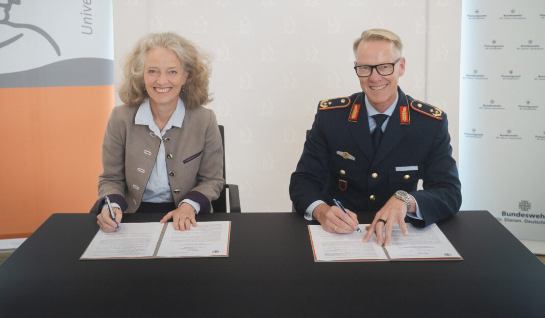 Unterzeichneten am 22. Juli 2025 die Absichtserklärung: Universitäts-Präsidentin Prof. Eva-Maria Kern und der Amtschef des Planungsamtes der Bundeswehr Generalmajor Stefan Lüth – ©UniBw M/Siebold