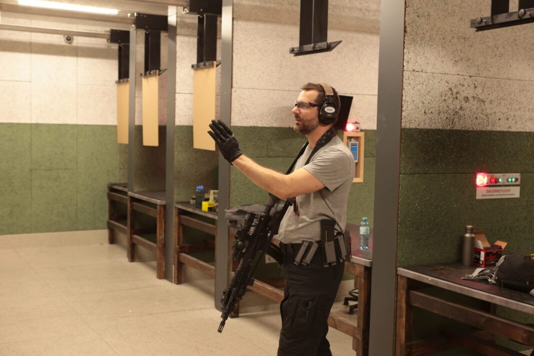 Martin Thaler beim Kursmodul 4 seines Halbautomaten-Kurses im Shootingpark Leobersdorf. ©Militär Aktuell/Bendl