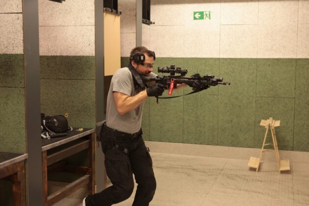 Zuerst das Trockentraining: Martin Thaler beim Kursmodul 4 im Shootingpark Leobersdorf. &copy;Milit&auml;r Aktuell/Bendl