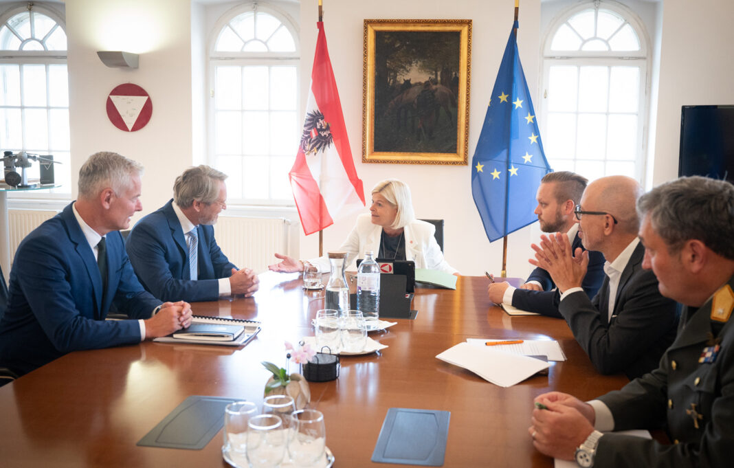 Treffen von Verteidigungsministerin Klaudia Tanner mit dem Management von Steyr Arms – ©Bundesheer/Pusch