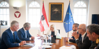 Verteidigungsministerin Tanner traf Steyr Arms-Management Treffen von Verteidigungsministerin Klaudia Tanner mit dem Management von Steyr Arms – ©Bundesheer/Pusch