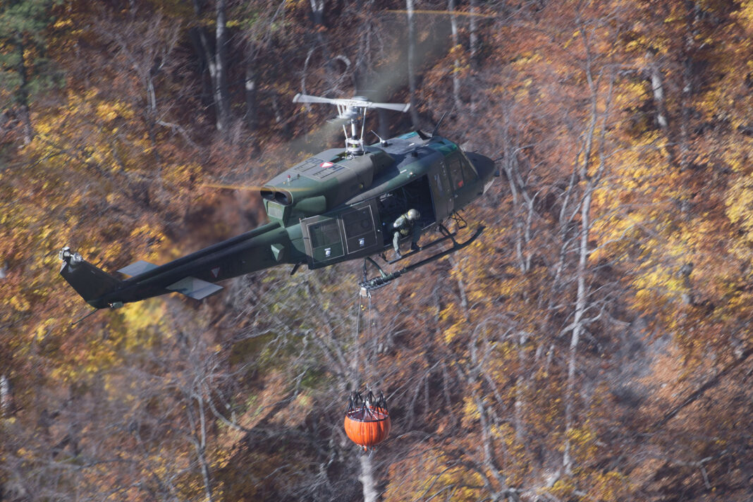 AB212-Helikopter im Löscheinsatz – ©Bundesheer