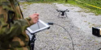 NATO-Nordflanke: Norwegen setzt auf Anti-Drohnen-Systeme von OSL Operator mit Drohne - © OSL