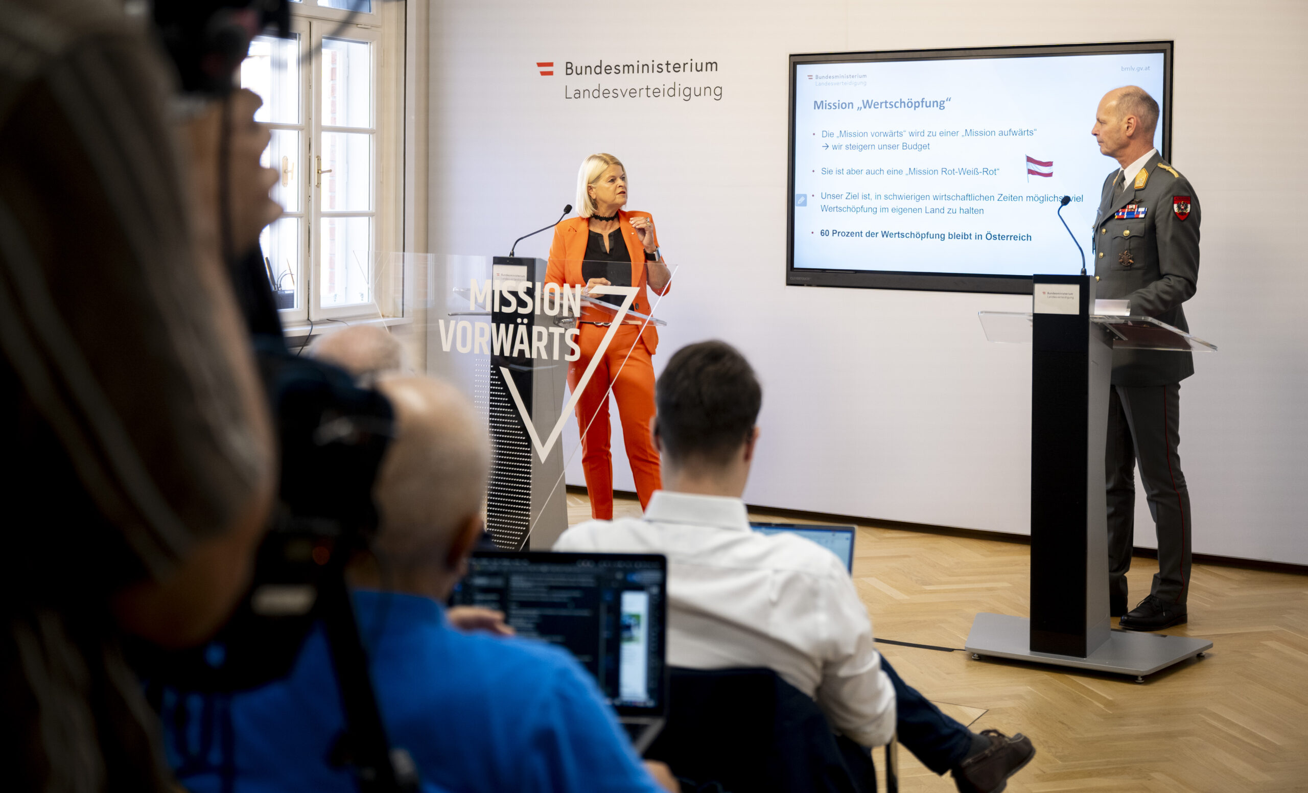 Verteidigungsministerin Klaudia Tanner und Rüstungschef Generalleutnant Harald Vodosek – ©Bundesheer/Karlovits Verteidigungsministerin Klaudia Tanner und Rüstungschef Generalleutnant Harald Vodosek – ©Bundesheer/Karlovits