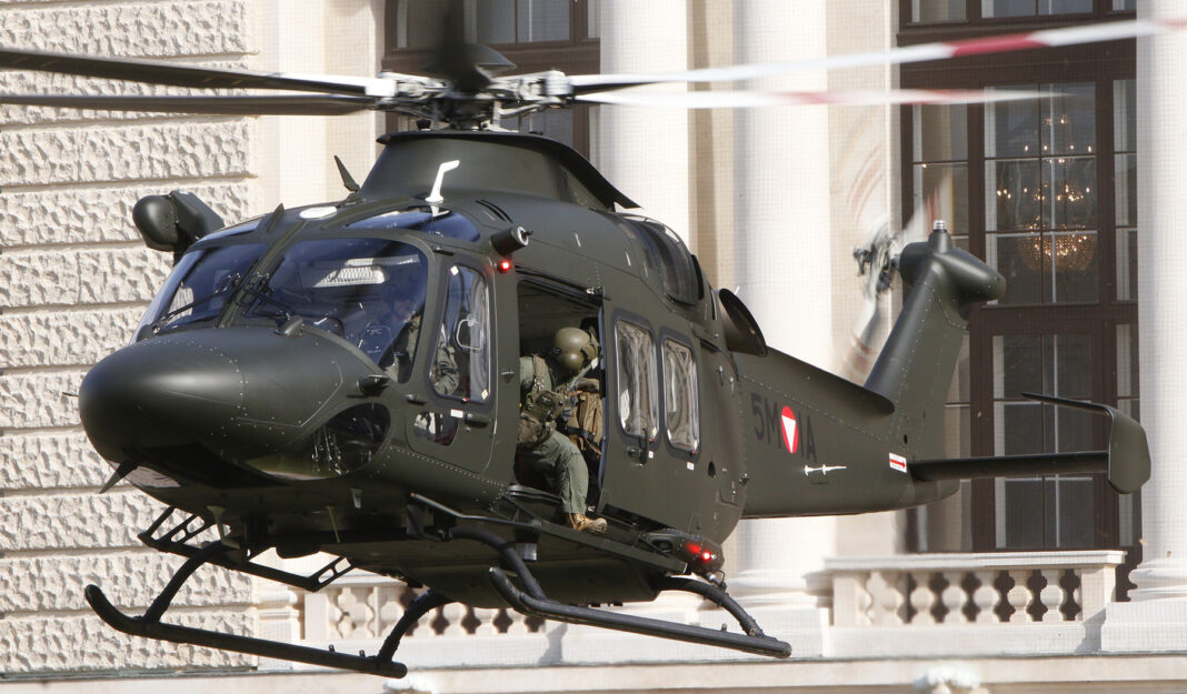 AW169-Helikopter des Österreichischen Bundesheeres landet am Wiener Heldenplatz – ©Georg Mader