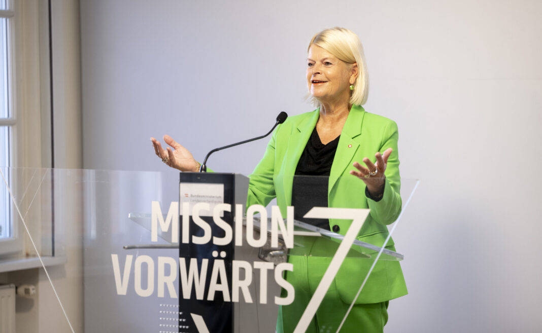 Verteidigungsministerin Klaudia Tanner – ©Bundesheer/Karlovits