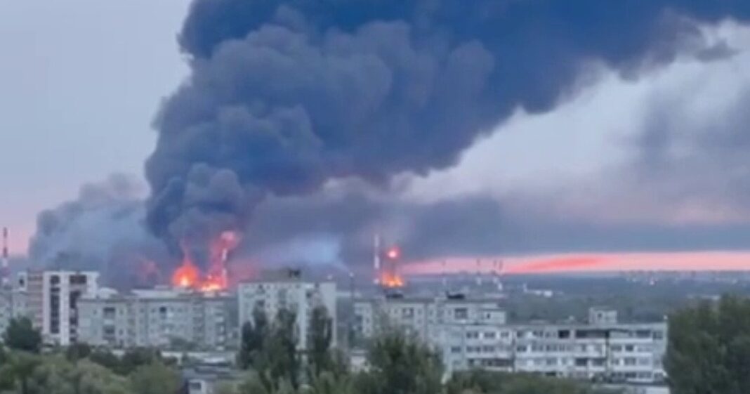 Brennende russische Raffinerie – ©Archiv