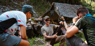 Erlebnis: Das war die Survival Rally 2025 Station Jagd: Heinz Eichinger weißt in das Federdruckschießen ein. ©Eichenwerk