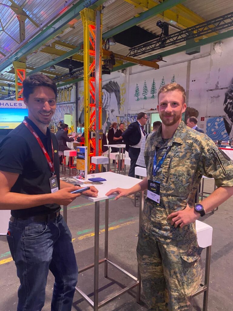 Fähnrich Moritz Böhm im Gespräch mit Redakteur Christian Bendl bei der DroneVation & Defence 2025. ©Militär Aktuell/Quint