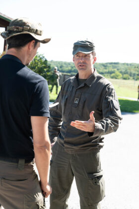 Militär Aktuell-Redakteur Christian Bendl im Gespräch mit Miliz-Soldaten. ©Bundesheer