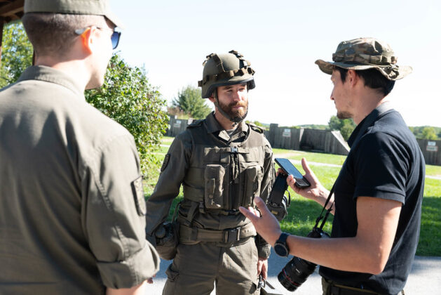 Militär Aktuell-Redakteur Christian Bendl im Gespräch mit Miliz-Soldaten. ©Bundesheer