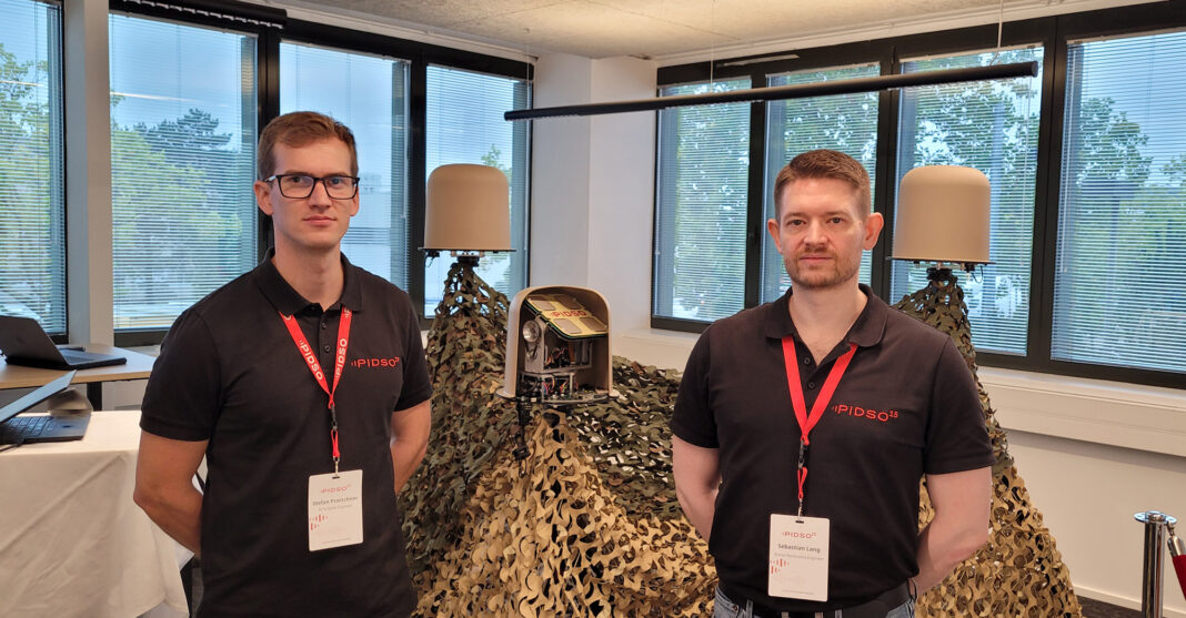 06051_c_Markus Schauta Sebastian Lang, Senior Electronics Engineer, und Stefan Pratschner, RF & Radar Engineer, vor dem hauseigenen Tracking Antenna System – ©Markus Schauta