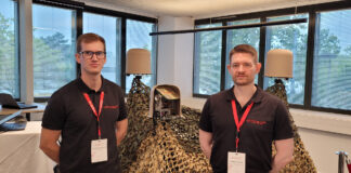 Open House at PIDSO: Insight into research and production Sebastian Lang, Senior Electronics Engineer, und Stefan Pratschner, RF & Radar Engineer, vor dem hauseigenen Tracking Antenna System – ©Markus Schauta