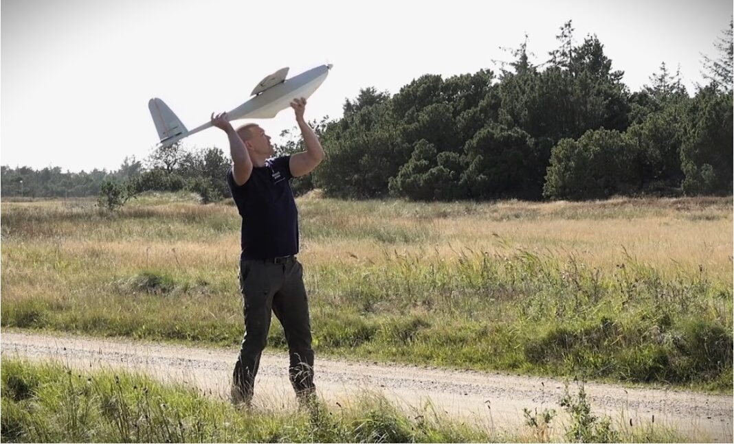 06065_c_Forsvarskommandoen Dänischer Soldat startet Drohne