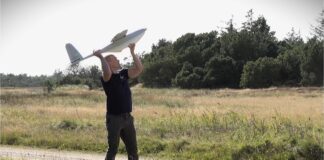 Denmark invests heavily in drones and drone defense Dänischer Soldat startet Drohne