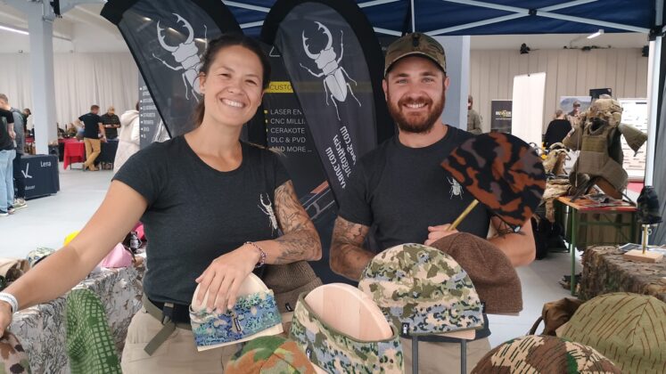 Angi und Stephan zeigten bei der GunCon 2025 die Herbstkollektion von Armybug. ©Militär Aktuell/Bendl