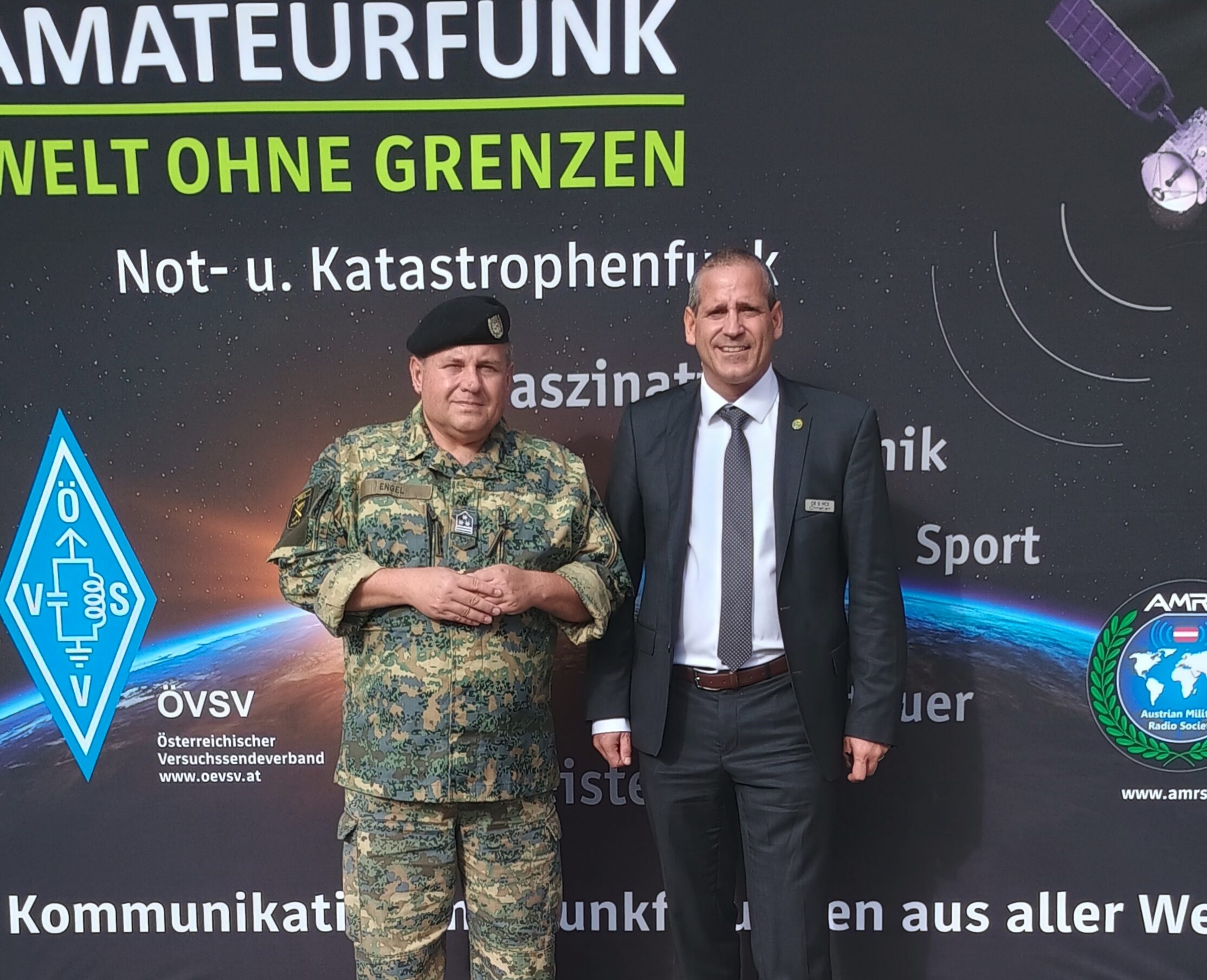 AMRS: Amateur radio as the backbone of military communications President of the AMRS, Martin Engel (left), and board member Christian Hacker (right) at the Tradition Day of the Command Support School. ©Military News/Bendl