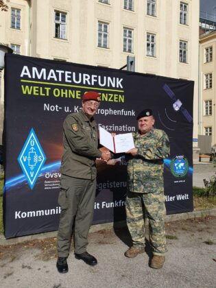 Der Kommandant der Führungsunterstützungsschule, Oberst Franz Sitzwohl (li.), mit dem Präsidenten des AMRS, Martin Engel (re.). ©Christian Hacker