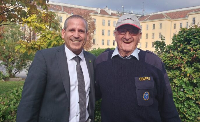 AMRS-Vorstandsmitglied Christian Hacker (li.) mit „Heimatfunker“ Franz Panis (re.). ©Militär Aktuell/Bendl