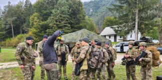 Erfolgreicher Gebirgseinsatz von Drone Passion Besprechung mit Soldaten – ©Drone Passion
