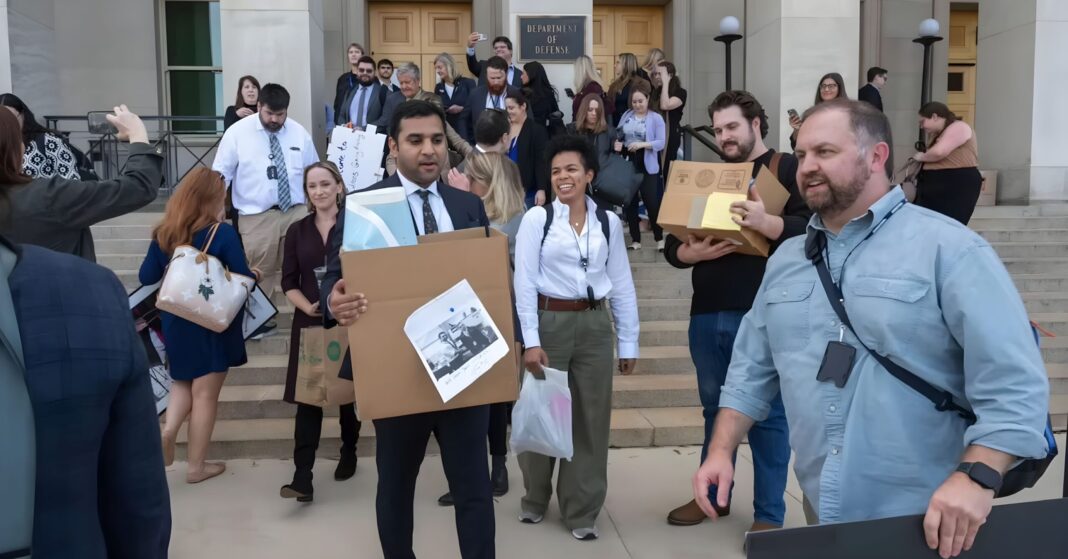 06106_c_Mooch1 Auszug der Pentagon-Journalisten – ©Mooch