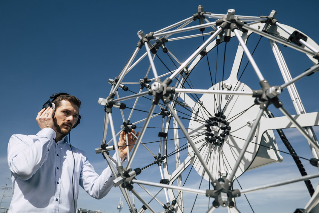 Martin Blass mit Mikrofonarrays in Halbkugelform – ©Joanneum Research/Bergmann