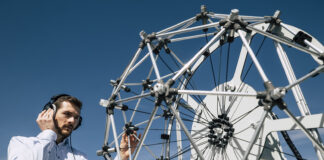 Acoustic early warning systems: Joanneum Research detects drones Martin Blass mit Mikrofonarrays in Halbkugelform – ©Joanneum Research/Bergmann