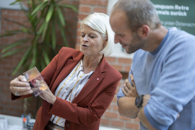 Verteidigungsministerin Klaudia Tanner mit Leopardine-Modell im Gespräch mit Militär Aktuell-Chefredakteur Jürgen Zacharias – ©Bubu Dujmic