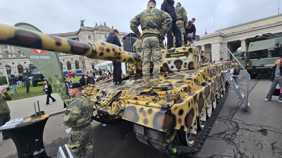 06130_Militär Aktuell:Zacharias Leopard-Kampfpanzer im „Leoparden”-Look – ©Militär Aktuell/Zacharias