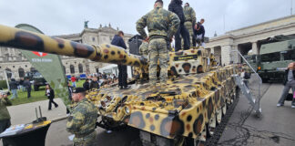 Austrian Armed Forces present “Leopardine” on Heldenplatz Leopard-Kampfpanzer im „Leoparden”-Look – ©Militär Aktuell/Zacharias