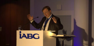 Warum das All zum nächsten Konfliktfeld wird Jurist Stephan Hobe während seiner Rede beim Weltraumsymposium von IABG und IDLw. ©IABG