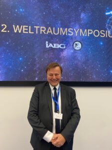 Stephan Hobe on stage at the IABG and IDLw space symposium in Ottobrunn. ©Military News/bqu