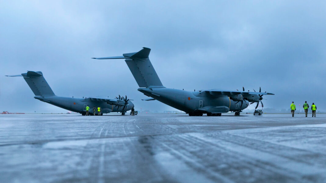 Belgische A400M in Litauen – ©Knapp einen Monat lang waren mehrere belgische A400M-Transportflugzeuge auf litauischen Pisten im Einsatz. 🇧🇪✈️ Die Crews des 15. Transportgeschwaders der belgischen Luftstreitkräfte nutzten den Aufenthalt für intensive Tiefflugübungen, taktische Manöver und präzise Luftabwürfe zur Unterstützung des Special Operations Regiment (SO Regt). Ein eindrucksvolles Beispiel für die Einsatzbereitschaft und das hohe Ausbildungsniveau der europäischen Luftstreitkräfte. 💪🌍 #BelgianAirForce #A400M #TacticalAirlift #SOF #NATO #militaeraktuell