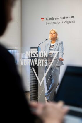 Rossauer Kaserne, Wien, Östereich Pressekonferenz zu Bevölkerungsbefragungen über das Bundesheer mit Verteidigungsministerin Klaudia Tanner und Wolfgang Prinz, Leiter des Referats Strategische Markt- und Meinungsforschung am 04. November 2025 ©Bundeswehr//Carina KARLOVITS