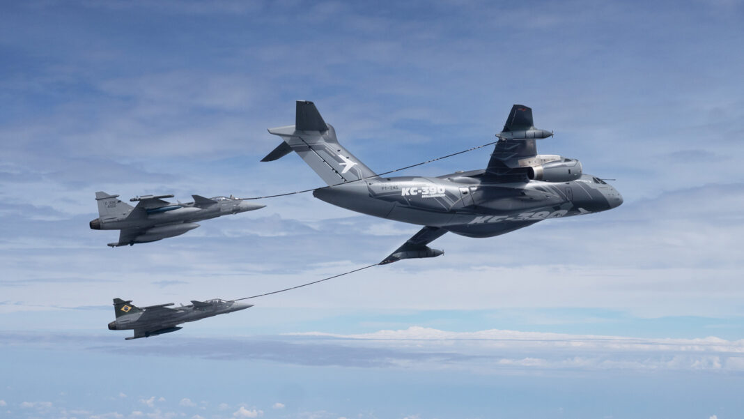 Betankung von Gripen E-Kampfjets durch eine KC-390M – ©Saab