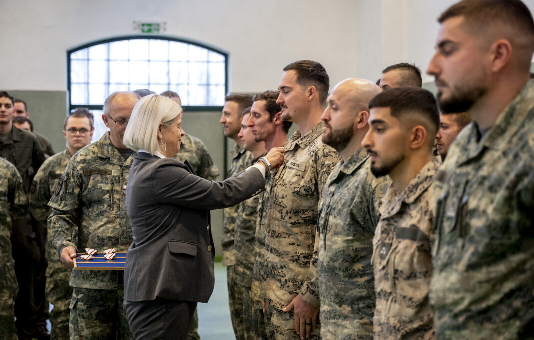 Überreichung der Einsatzmedaillen – ©Bundesheer/Karlovits