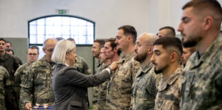 AFRDU-Soldaten mit Einsatzmedaillen ausgezeichnet Überreichung der Einsatzmedaillen – ©Bundesheer/Karlovits