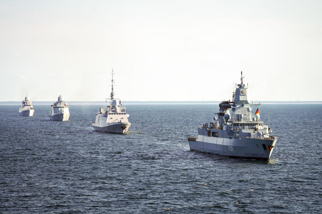Die Fregatte F 221 Hessen fährt vor den Schiffen anderer Nationen während einer internationalen Übung in der Ostsee – ©Bundeswehr/Theska