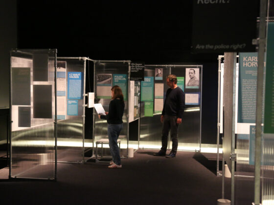 Die n&uuml;chterne Gestaltung l&auml;sst die Dokumente f&uuml;r sich sprechen.&copy;Maren Sacherer