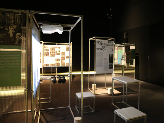 Objekte und Lichtinszenierung schaffen Distanz und er&ouml;ffnen Raum f&uuml;r Reflexion.&copy;Maren Sacherer