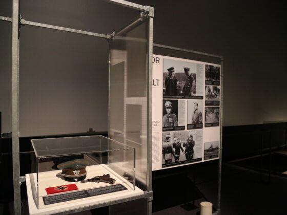 Eine Schirmm&uuml;tze, eine Pistole und eine Armbinde mit Hakenkreuz: Relikte, die f&uuml;r die Verschmelzung von Symbolik und Alltag stehen.&copy;Maren Sacherer